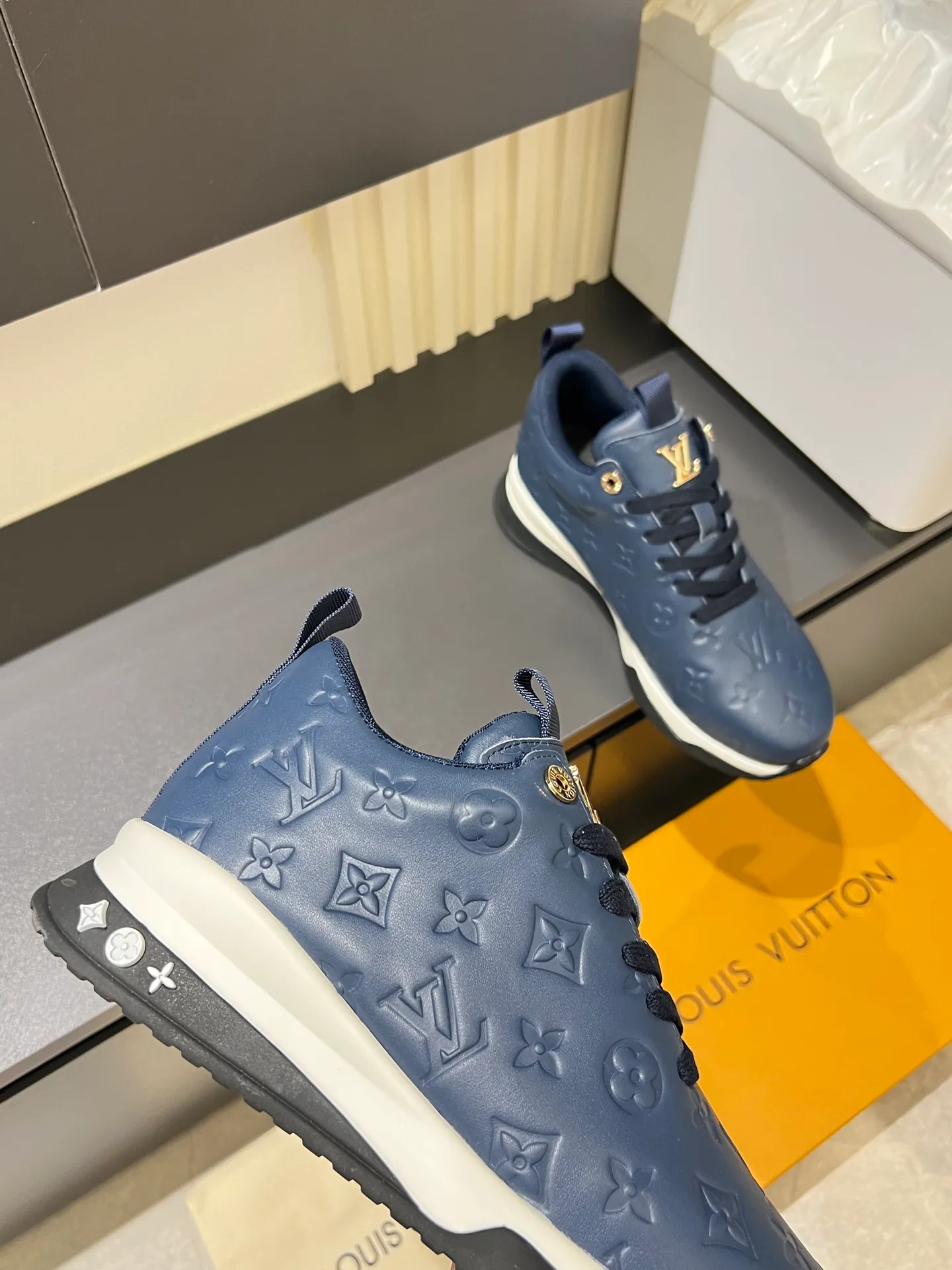 p520 "LOUI* VUITTO*" popular men's casual shoes, genuine development in Italy💯purchasing level quality✔️The upper is made of first-layer cowhide, comfortable and soft sheepskin feet⚡️Fashionable and versatile, the toe last shape is firm and full, and the soles are made from original LV molds and can be freely entered and exited the counter. Light and comfortable on the feet~Purely handmade, details determine quality! Size:39-44!